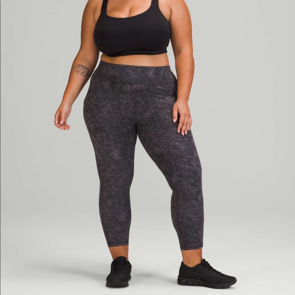 Lululemon Invigorate HR Crop 23"
Denim Wash Print Dusky Lavender Black - size 14